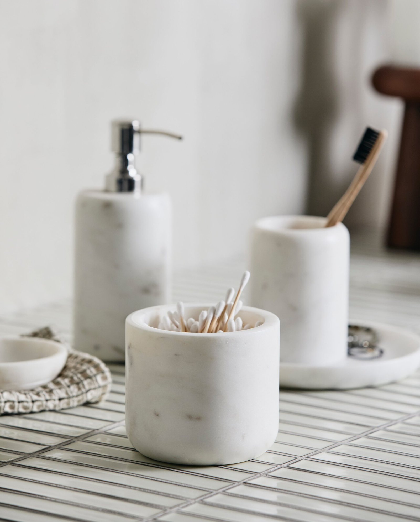 Jar w/lid - white marble