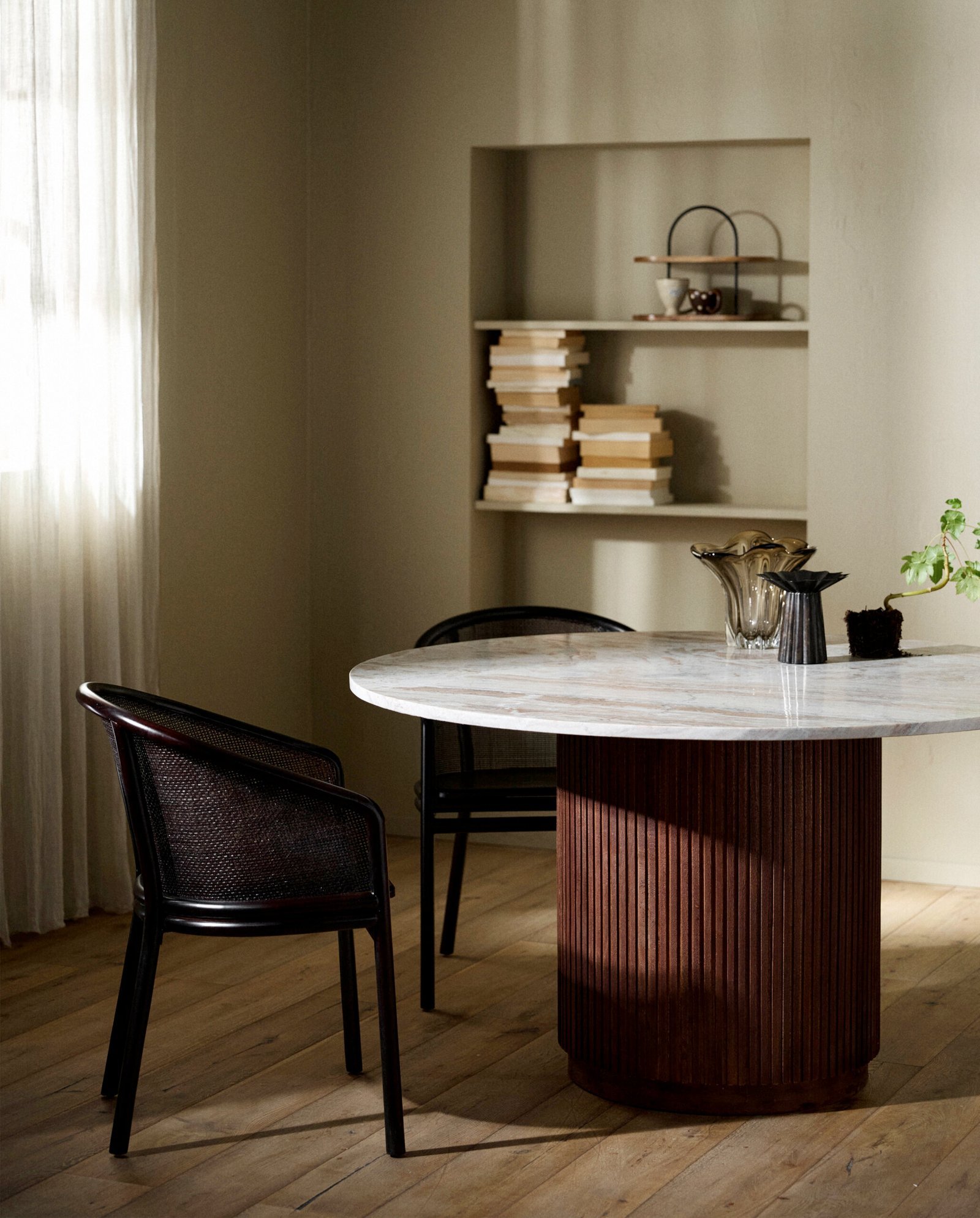 ERIE round dining table wood finish w. Ivory nature marble tabletop