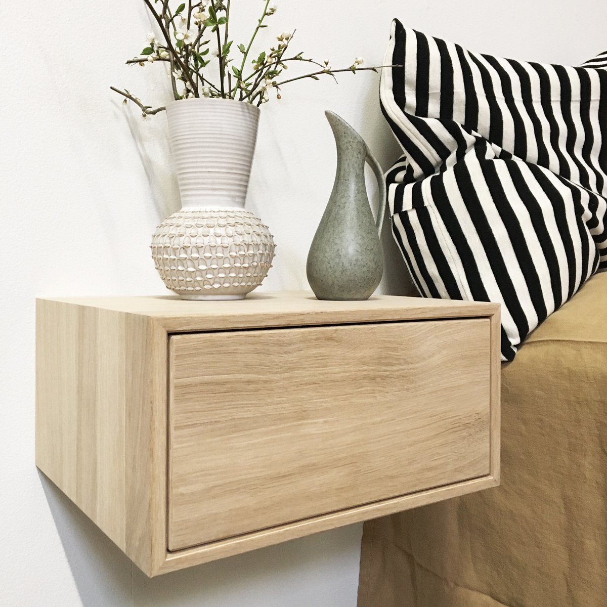 Natbord / sengebord i eg med push-skuffe